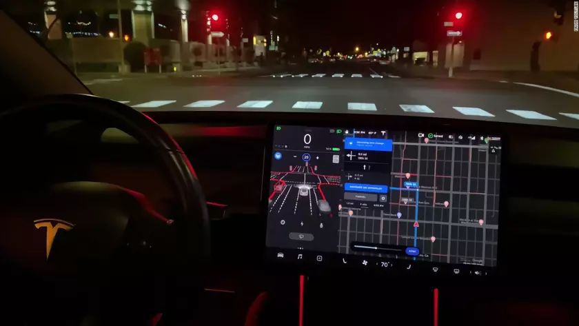 Неожиданно: автопилот Tesla распознаёт Луну, как сигнал жёлтого светофора