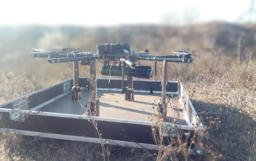 Ein Video der auffälligsten Operationen der ukrainischen Bomberdrohne R18 wurde veröffentlicht