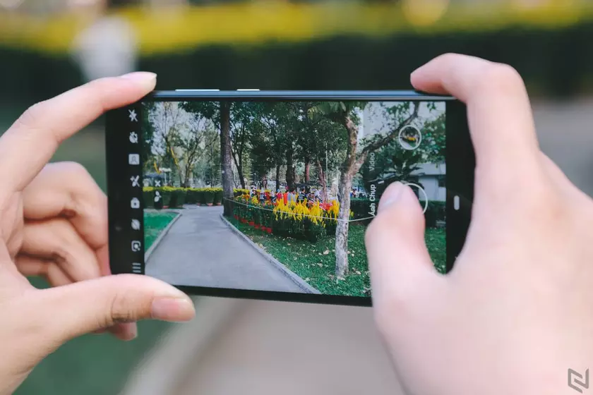 Упс… LG и Nokia используют одно фото для рекламы своих смартфонов