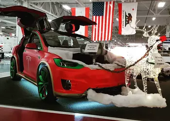 В автомобилях Tesla обнаружился режим Санта-Клауса