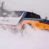 Миниатюра Rivian RAD автомобиль на подъеме