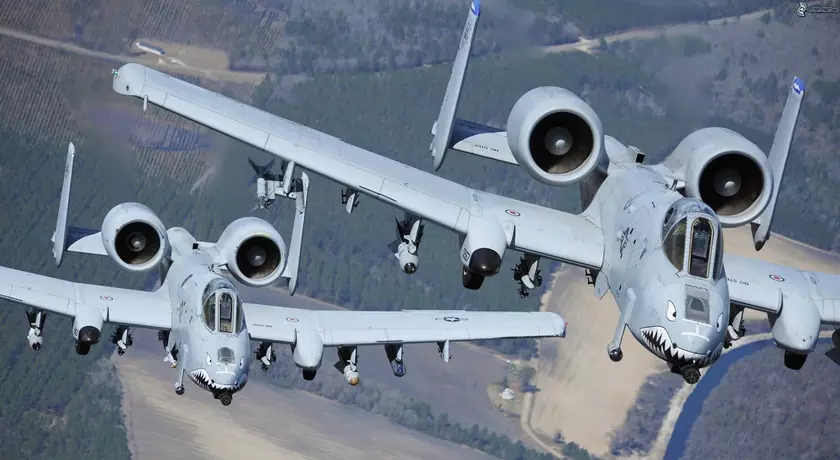 Культовые штурмовики A-10 Thunderbolt II приняли участие в учениях в Оманском заливе вместе с эсминцем USS Stethem, который может нести ракеты Tomahawk