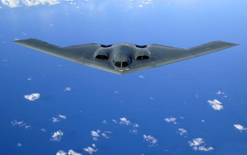Northrop Grumman está mejorando el avión furtivo B-2 Spirit, que recibirá un misil de crucero JASSM-ER, un nuevo sistema de designación de objetivos y podrá llevar una bomba nuclear B-61 mod 12