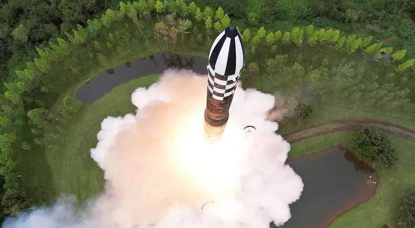 КНДР запустила две баллистические ракеты для имитации ядерного удара по военным базам Республики Корея после прибытия в регион американских стратегических бомбардировщиков B-1B Lancer