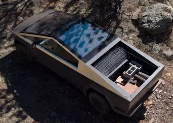 Автопилот за Cybertruck: Tesla раздает свое дорогое ПО, лишь бы избавить склады от «стальных монстров»