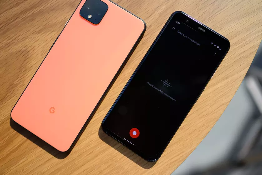 У смартфонов Google Pixel 4 XL отклеивается задняя панель