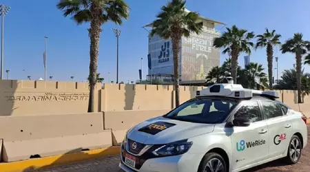 Uber s'est associé à WeRide pour lancer un service de robotaxi aux Émirats arabes unis (mais avec un chauffeur pour l'instant).