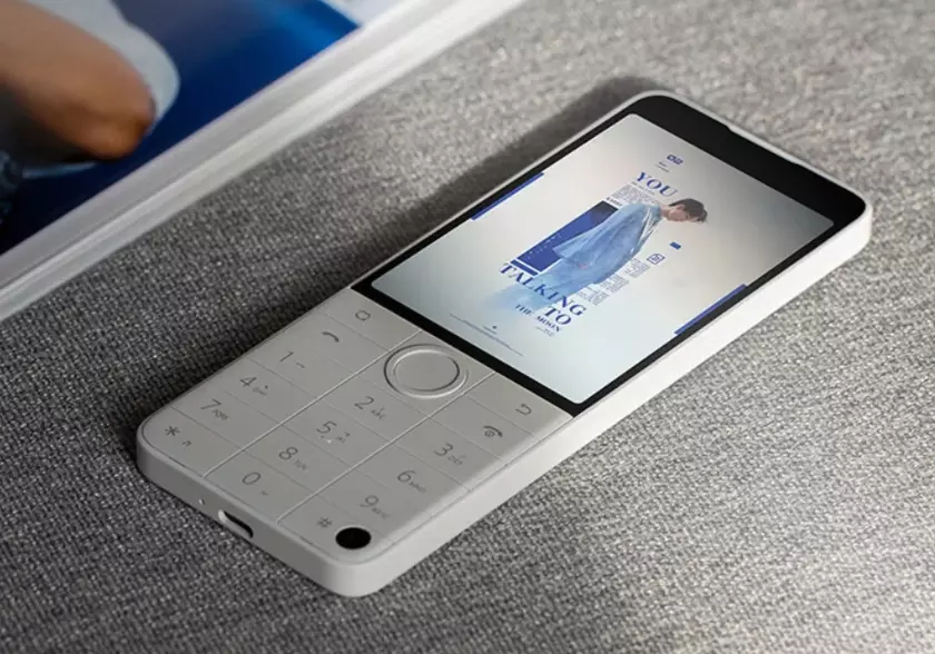 Xiaomi начала продавать Qin F22 Pro: кнопочный телефон с чипом MediaTek Helio G85, фронтальной камерой, USB-C и Android 12 за $148