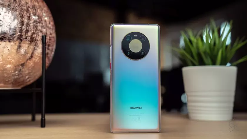 Huawei Mate 40 получит модификацию на Dimensity 1000+