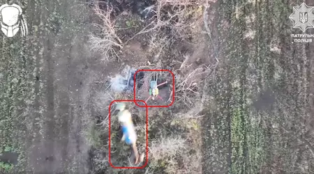 National Police drone destroys a bomber quadcopter with a drop from above (video)
