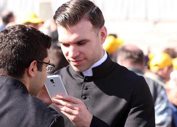 Не выдержал искушения: священник из Пенсильвании потратил более $40тыс из кассы церкви на мобильные игры
