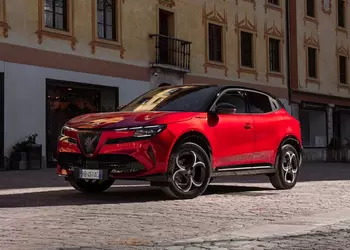 Итальянский шик для самураев: Alfa Romeo Junior Ibrida Sport Speciale едет покорять Японию