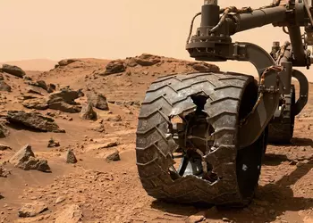 Марсоход Curiosity «сдирает» колеса: NASA готовит радикальный ремонт о камни