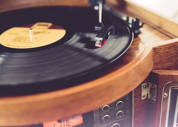 Zum ersten Mal seit 1987 übertreffen Vinyl-Schallplatten die CDs beim Umsatz