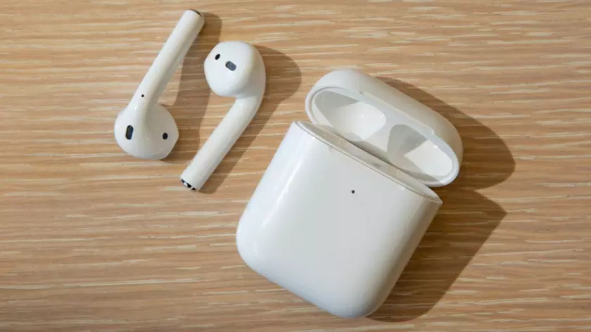 Девушка проглотила один из наушников AirPods вместо обезболивающего, и он продолжил работать в желудке