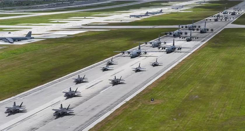 Истребители F-35 и Rafale, ядерный бомбардировщик B-52H и ещё 11 самолётов из США, Франции, Великобритании, Дании, Канады и Японии одновременно поднялись в небо на Гуаме