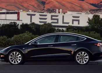 Маск показал первую серийную Tesla Model 3