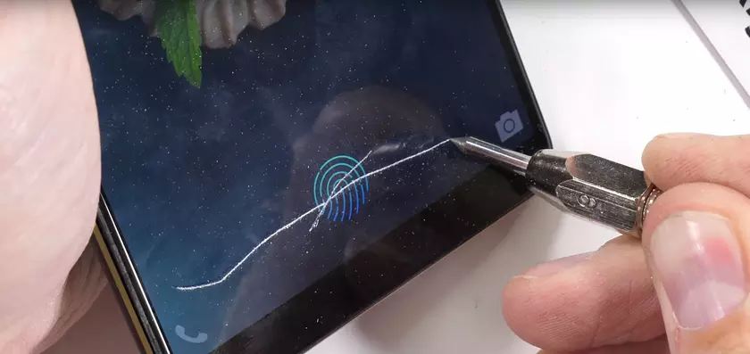 Блоггер устроил тест на живучесть дисплейному сканеру отпечатков