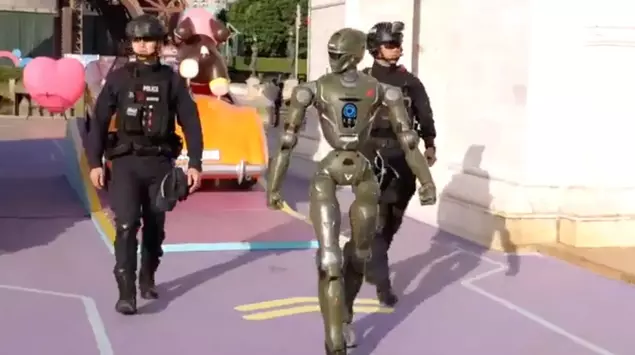 RoboCop spotted in China: police test ...