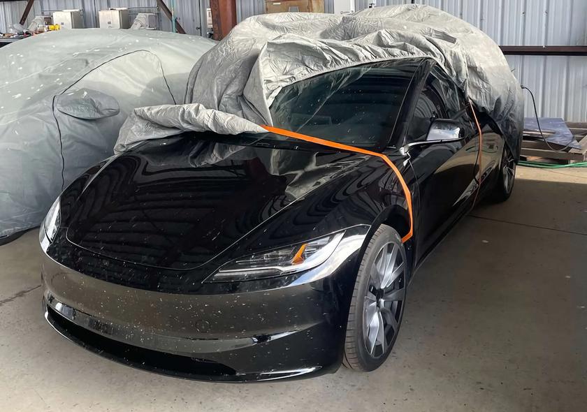 В интернете появилась фотография новой Tesla Model 3 с дизайном в стиле Tesla Roadster