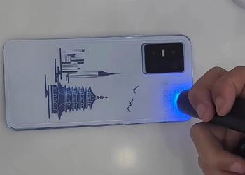 It's magic! On the back of the smartphone Vivo S10 Pro you can draw with ultraviolet