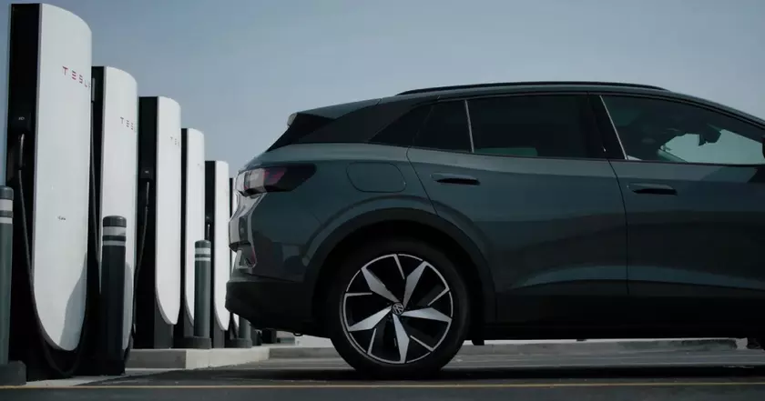 Электромобиль Volkswagen подзарядился на станции Tesla Supercharger