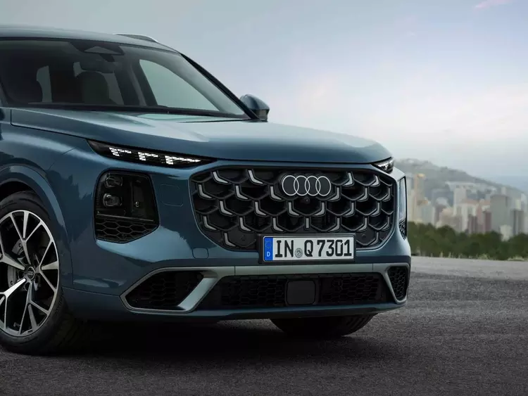 Новая Audi Q7: три ряда сидений, настоящие выхлопные трубы и вызов для BMW X5