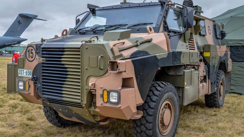 20 pojazdów Bushmaster, 12 transporterów opancerzonych M113 i sprzęt dla straży granicznej: co znajdzie się w nowym australijskim pakiecie pomocy wojskowej dla Ukrainy