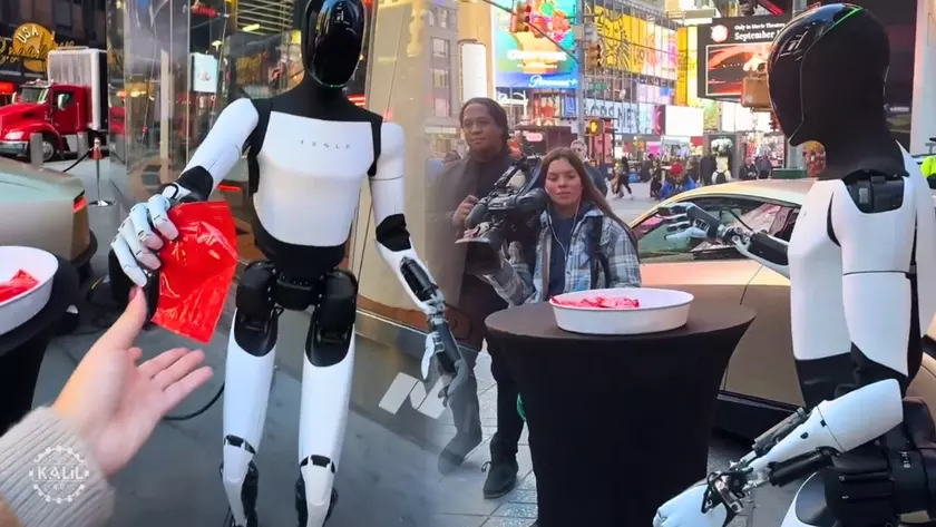 Optimus Tesla робот у Маямі