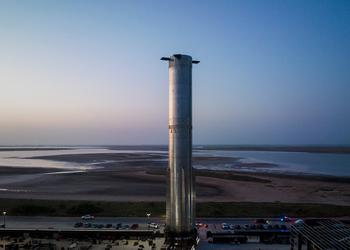 SpaceX rollte einen neuen Super Heavy Raketenprototyp mit 33 Raptor-Triebwerken für Starship auf die Startrampe