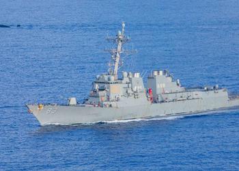 Американский эсминец с управляемыми ракетами USS Howard класса Arleigh Burke неожиданно сел на мель на подходе к Бали