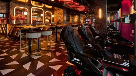 Restauranten F1 Arcade har åpnet i Boston, og tilbyr deilig mat og en tur bak rattet i en Formel 1-bil