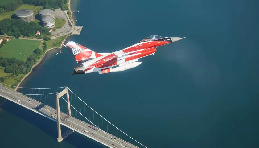 Американский истребитель F-16 Fighting Falcon уже был в Украине и успешно совершил посадку на аэродроме