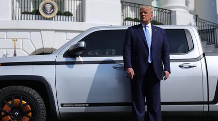 Donald Trump dice di voler fermare la produzione di auto elettriche quando tornerà presidente