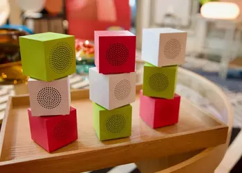 Bluetooth-колонки никогда не выглядели так мило: IKEA представила необычные динамики Kallsup в виде цветных кубиков