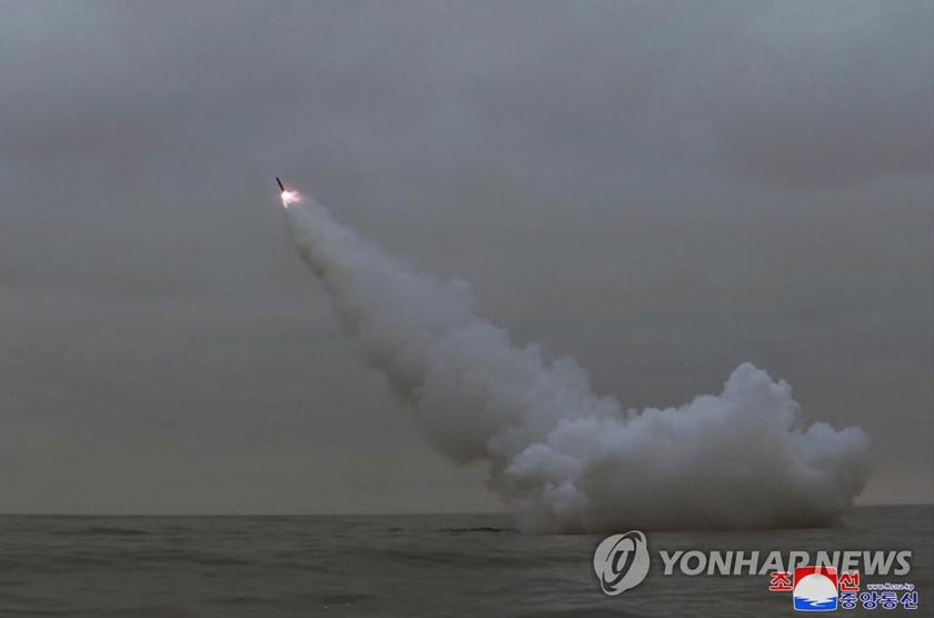 North Korea launched two strategic missiles from the 8.24 Yongung submarine, which flew 1,500 km in 28 minutes