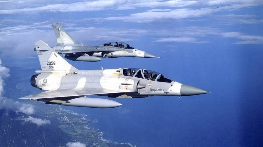 Китай смоделировал воздушный бой между F-16 и Mirage 2000 – французские истребители одержали уверенную победу, уничтожив все американские самолёты