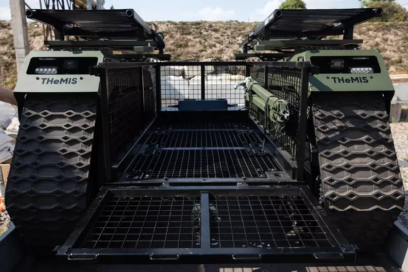 ВСУ будут использовать роботов THeMIS, они смогут вывозить раненых солдат с поле боя и доставлять оружие