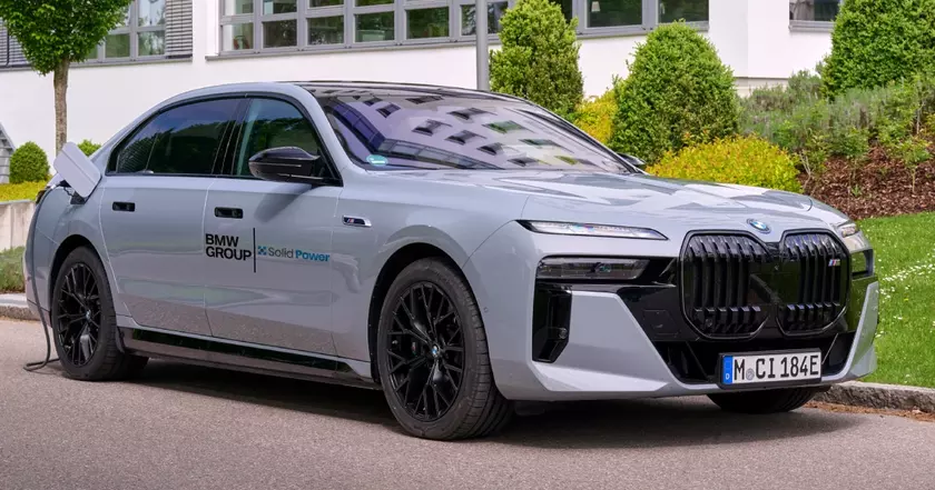 Будущее электромобилей в облике: новый BMW i7 выходит на сцену