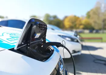 Компания Nissan нашла новое применение для "убитых" батарей электромобилей [видео]