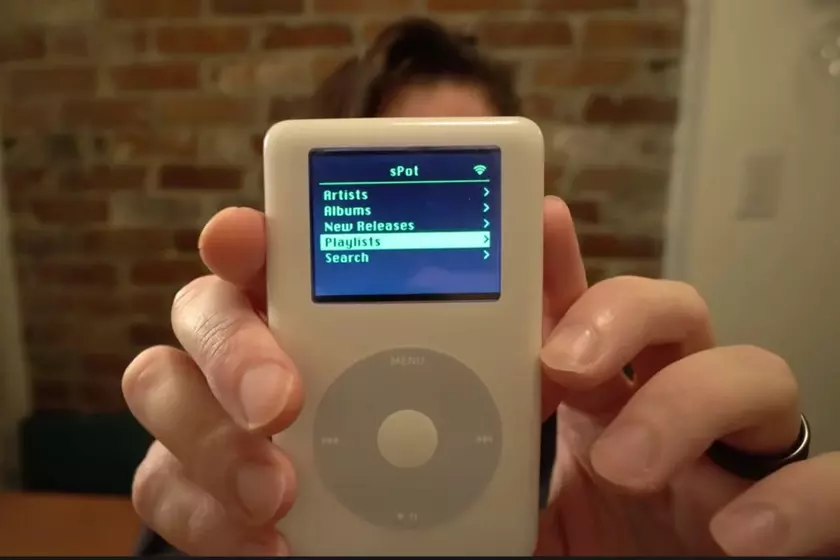 Вопреки здравому смыслу 16-летний iPod переделали, чтобы запустить на нем Spotify