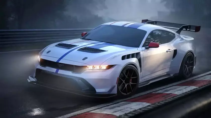 Белый Ford Mustang GTD с синими и красными полосами