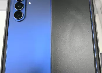 Samsung Galaxy Z Fold 7 впервые засветился на "живых" фото: тоньше, легче и в новом цвете Blue Shadow