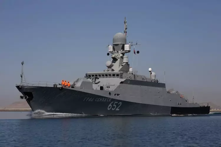 ГУР поразил корабль-носитель "Калибров" с помощью комбинированной атаки с использованием дронов