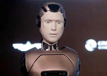 Boston Dynamics напрягся, Optimus в панике! Российские инженеры представили гуманоидного робота AIDOL — это надо видеть...