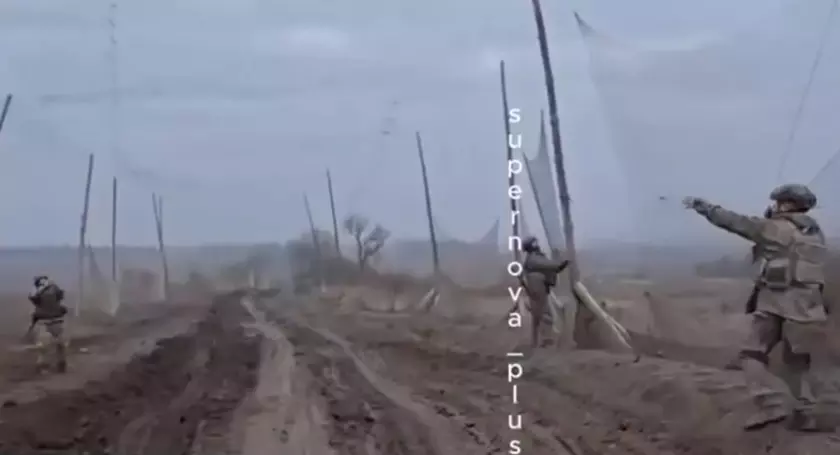 Оккупанты взялись за новое укрытие: сеть над дорогой