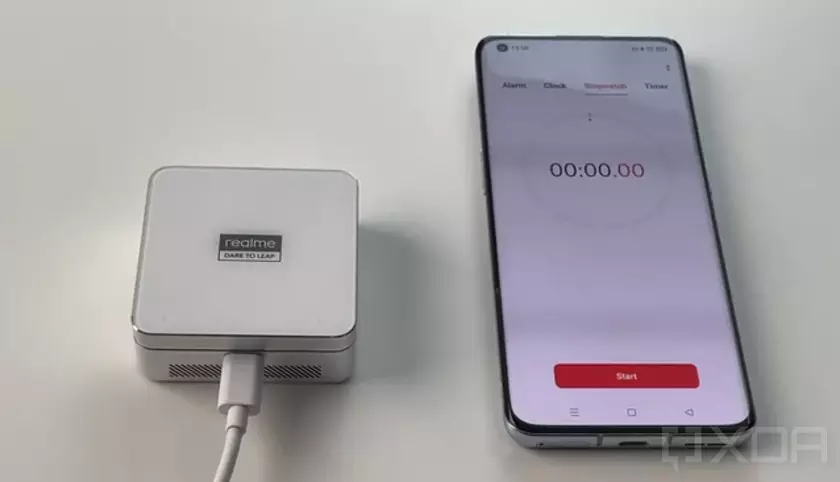 За день до анонса: в сети появилось видео с демонстрацией магнитной зарядки Realme MagDart