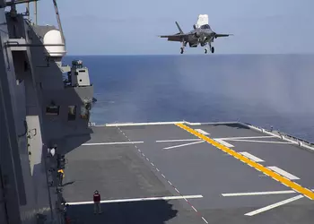 Японский вертолётоносец JS Izumo проведёт учения с истребителями пятого поколения F-35B Lightning II у побережья США