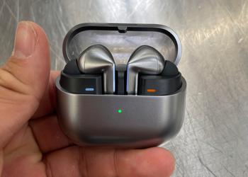 Samsung Galaxy Buds 3 Pro appeared in live photos with a translucent case and a design like the AirPods Pro