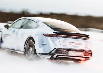 Porsche Taycan GTS установил новый мировой рекорд: 17,5 км дрифта на льду